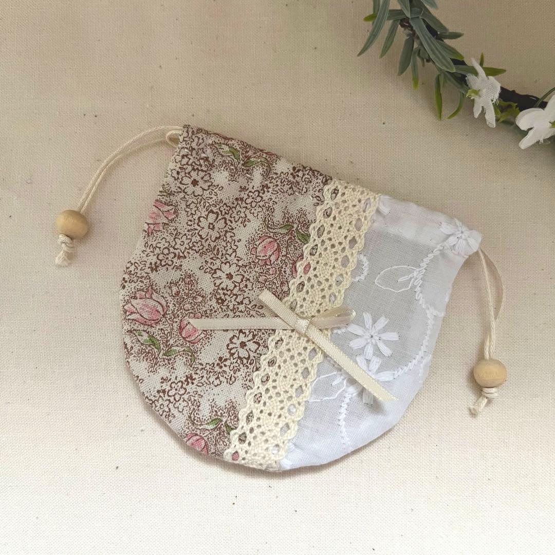 2405-28 手のひら巾着サシェ 香り袋 チューリップ 白いお花の刺繍レース
