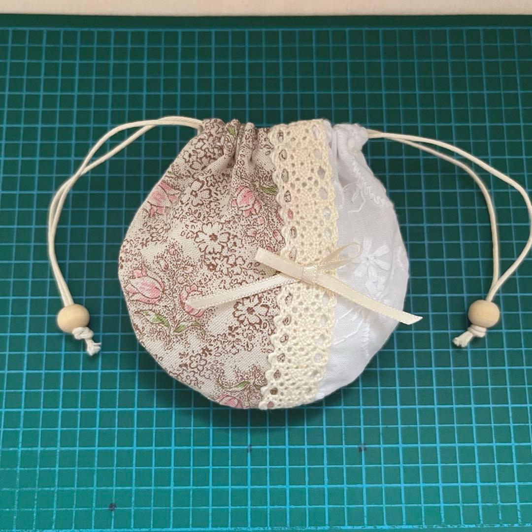 2405-28 手のひら巾着サシェ 香り袋 チューリップ 白いお花の刺繍レース