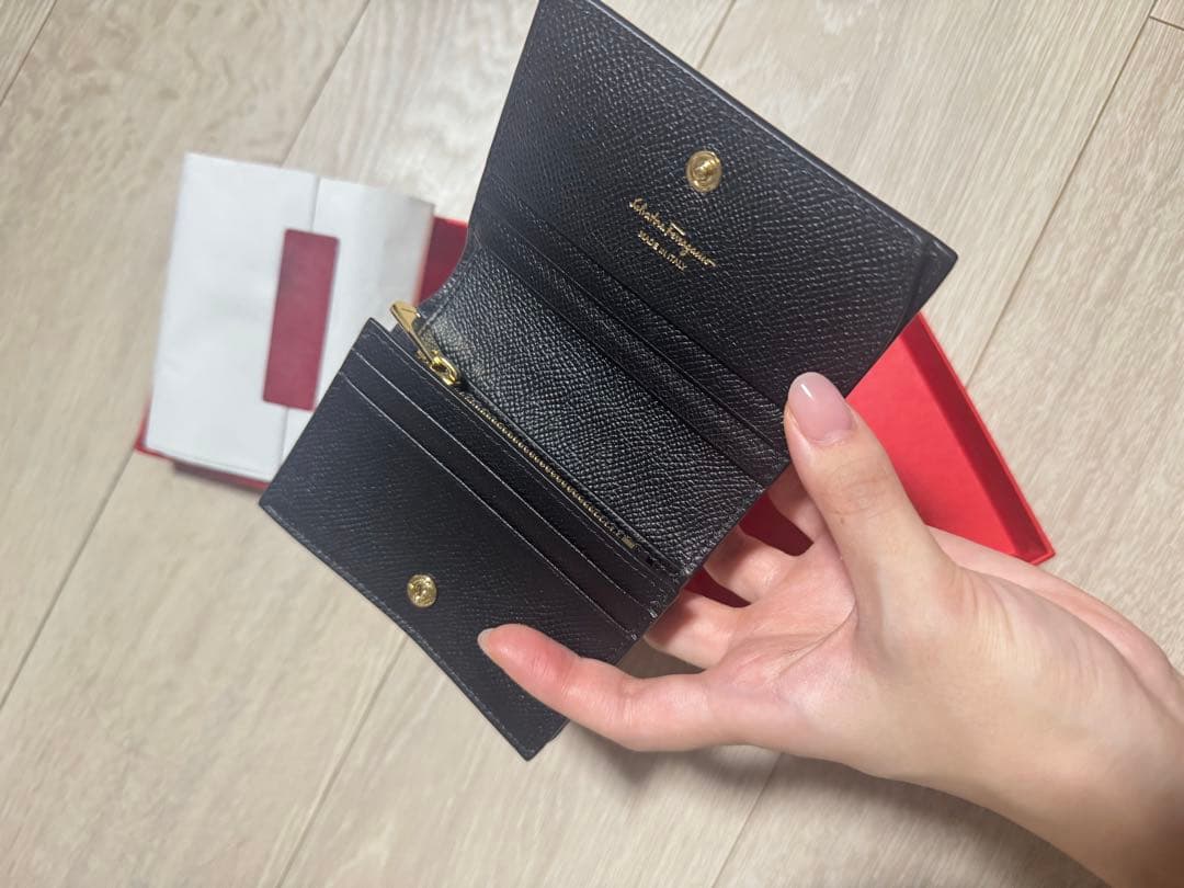 【最終値下げ】フェラガモ 二つ折り財布 新品未使用