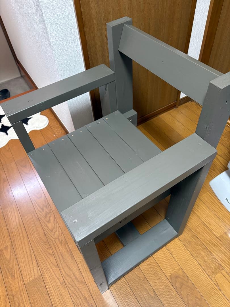 木製グレーアームチェア