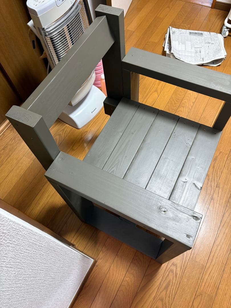 木製グレーアームチェア