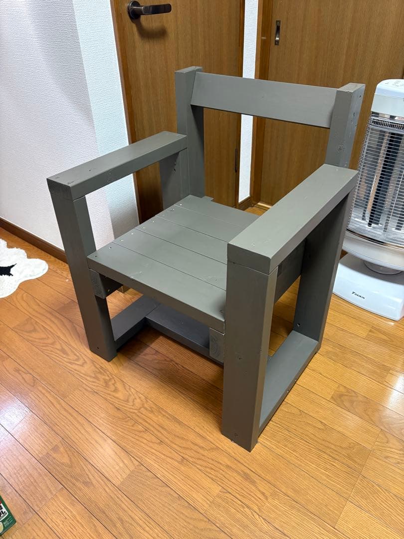 木製グレーアームチェア