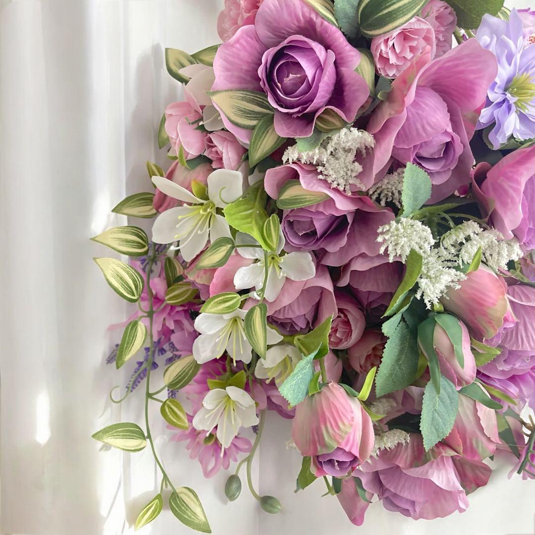 パープルローズが咲き誇る、夢のようなフラワースワッグ アーティフィシャルフラワー