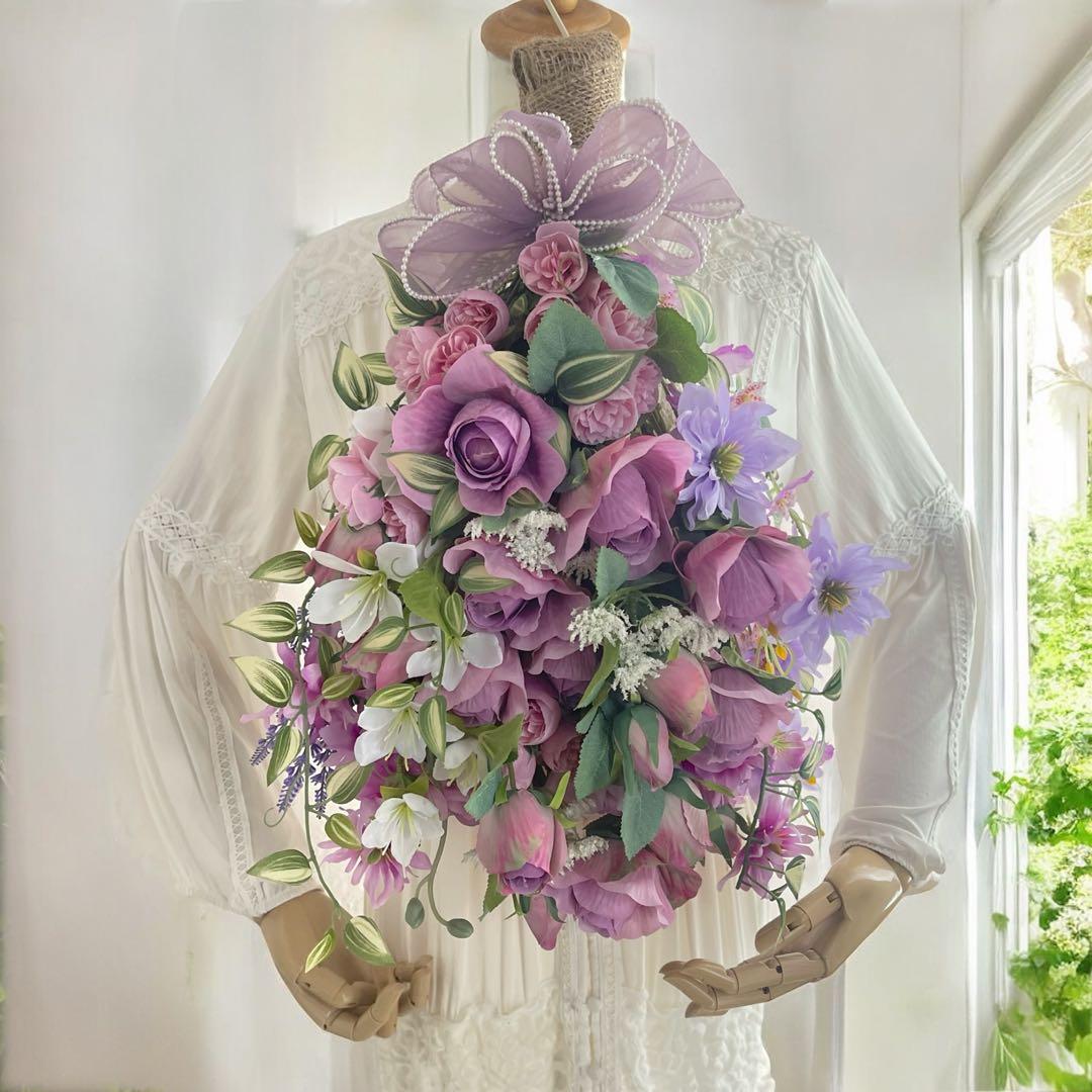 パープルローズが咲き誇る、夢のようなフラワースワッグ アーティフィシャルフラワー