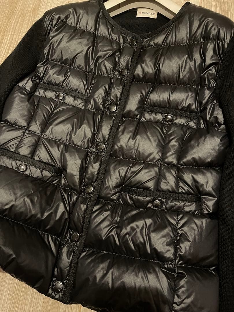 MONCLER スナップ ノーカラー ダウンカーディガン