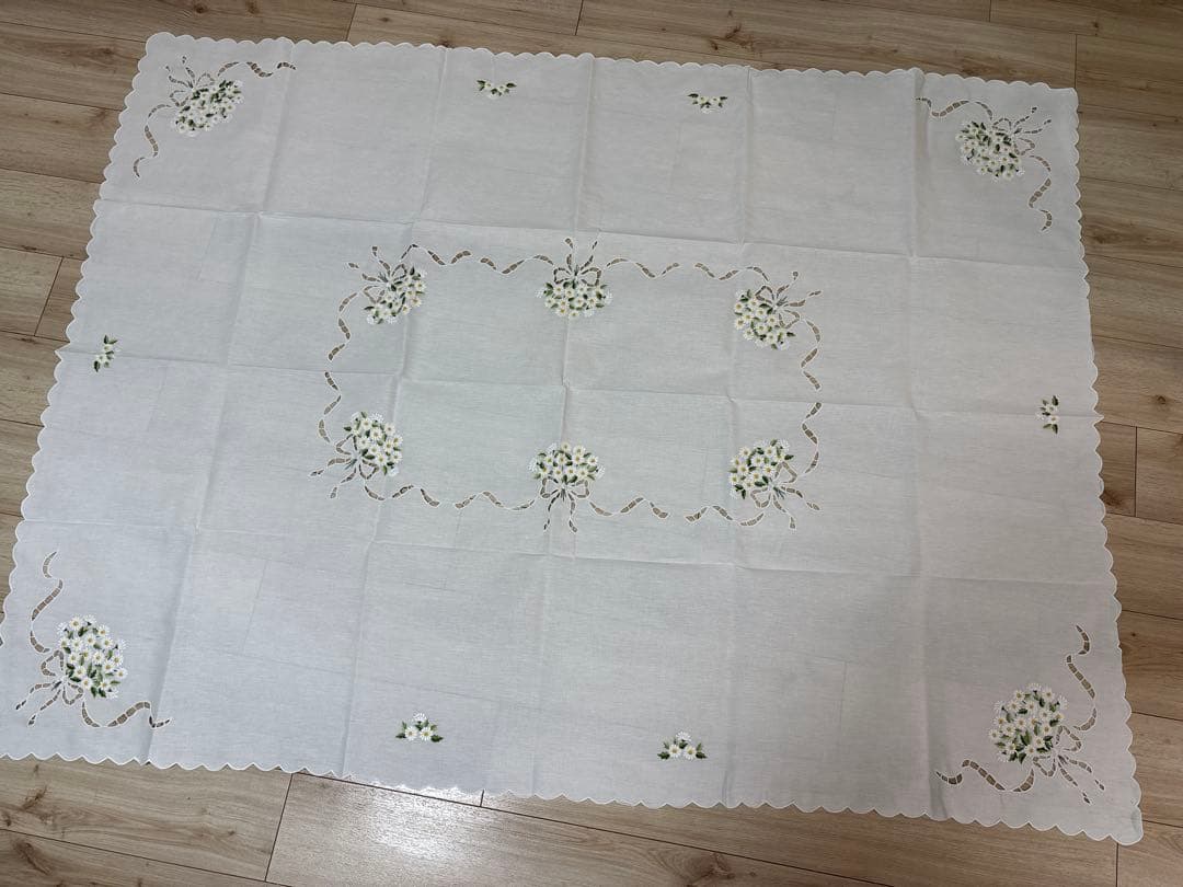 ベトナム手刺繍　テーブルクロス　花柄　リボン