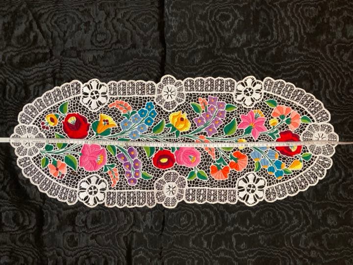 テーブルセンター　東欧雑貨　カロチャ刺繍　ハンガリー　ビンテージ　ドイリー