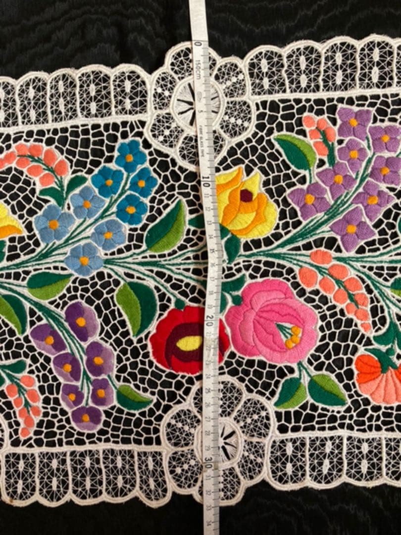 テーブルセンター　東欧雑貨　カロチャ刺繍　ハンガリー　ビンテージ　ドイリー