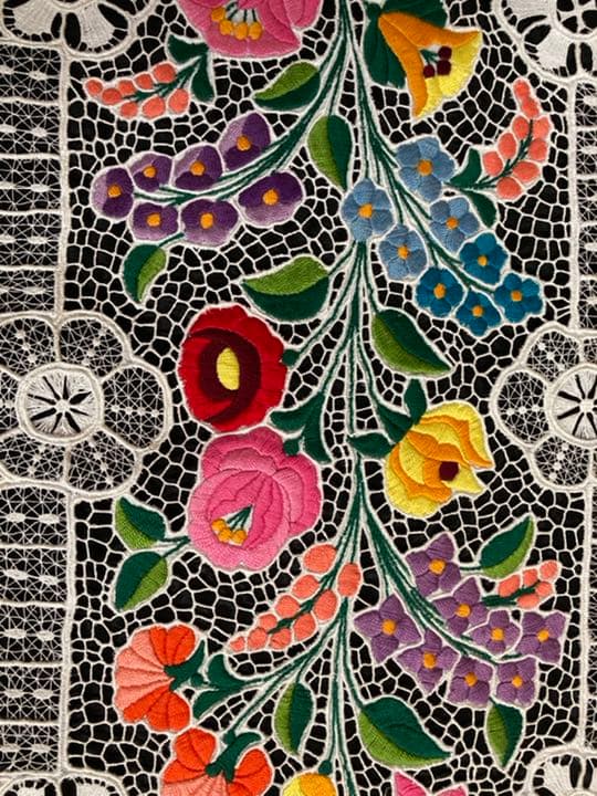 テーブルセンター　東欧雑貨　カロチャ刺繍　ハンガリー　ビンテージ　ドイリー