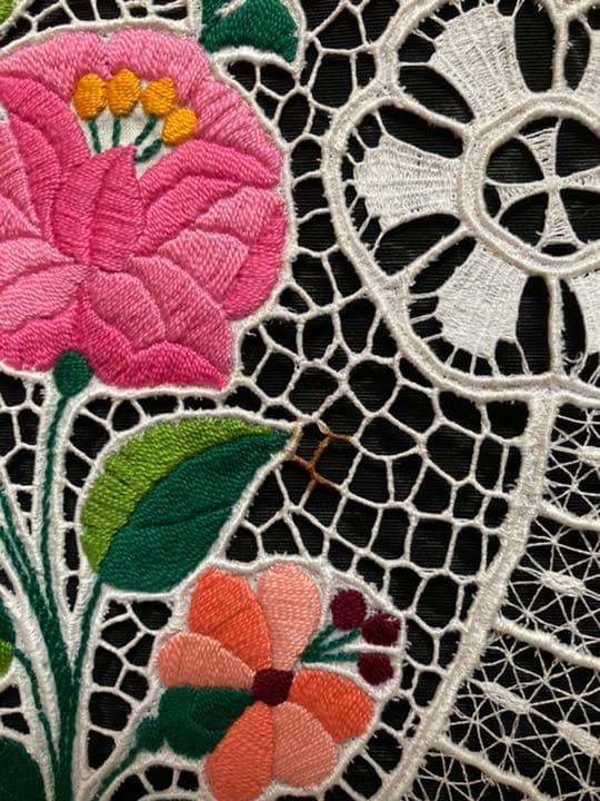 テーブルセンター　東欧雑貨　カロチャ刺繍　ハンガリー　ビンテージ　ドイリー