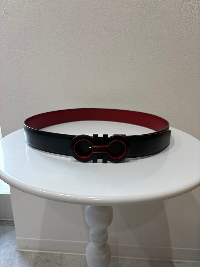 フェラガモ　レザーベルト 黒/赤