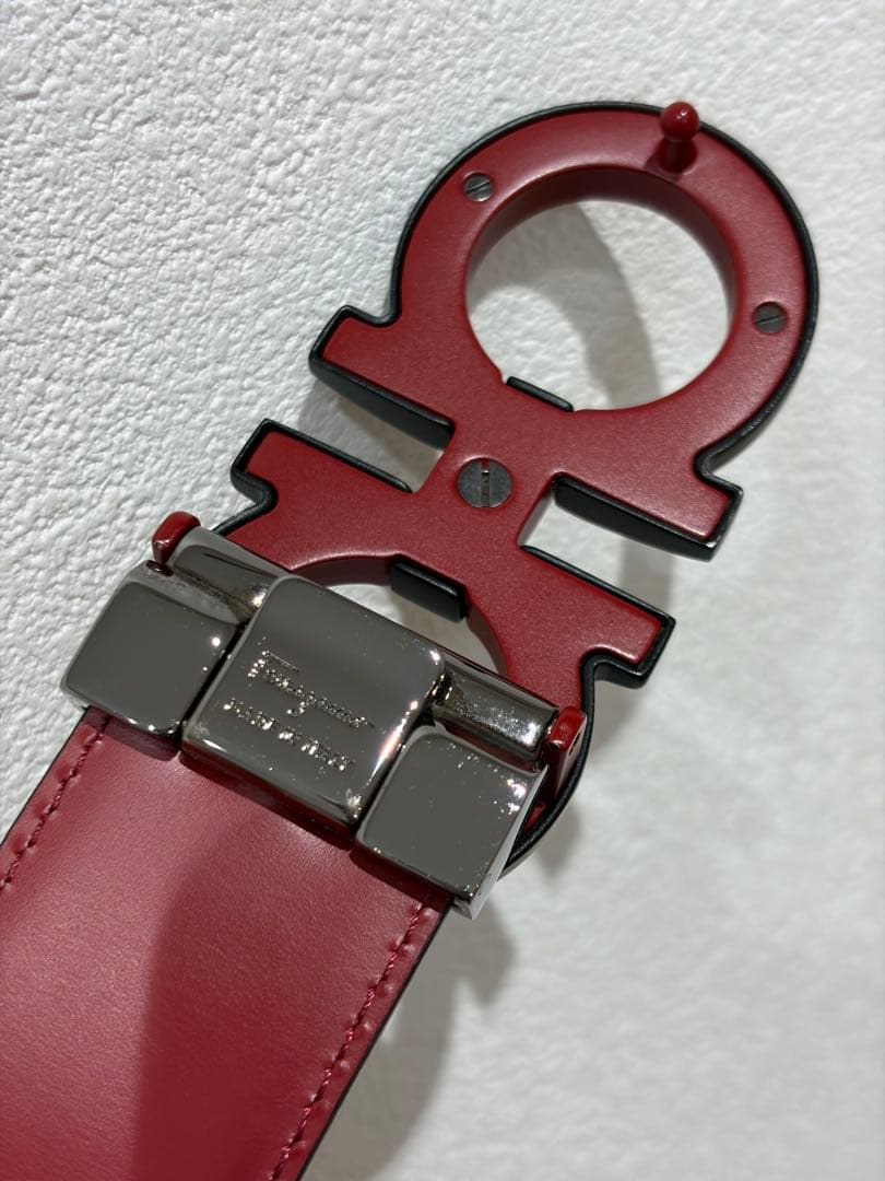 フェラガモ　レザーベルト 黒/赤