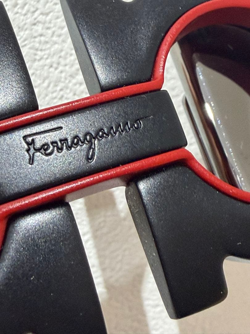フェラガモ　レザーベルト 黒/赤