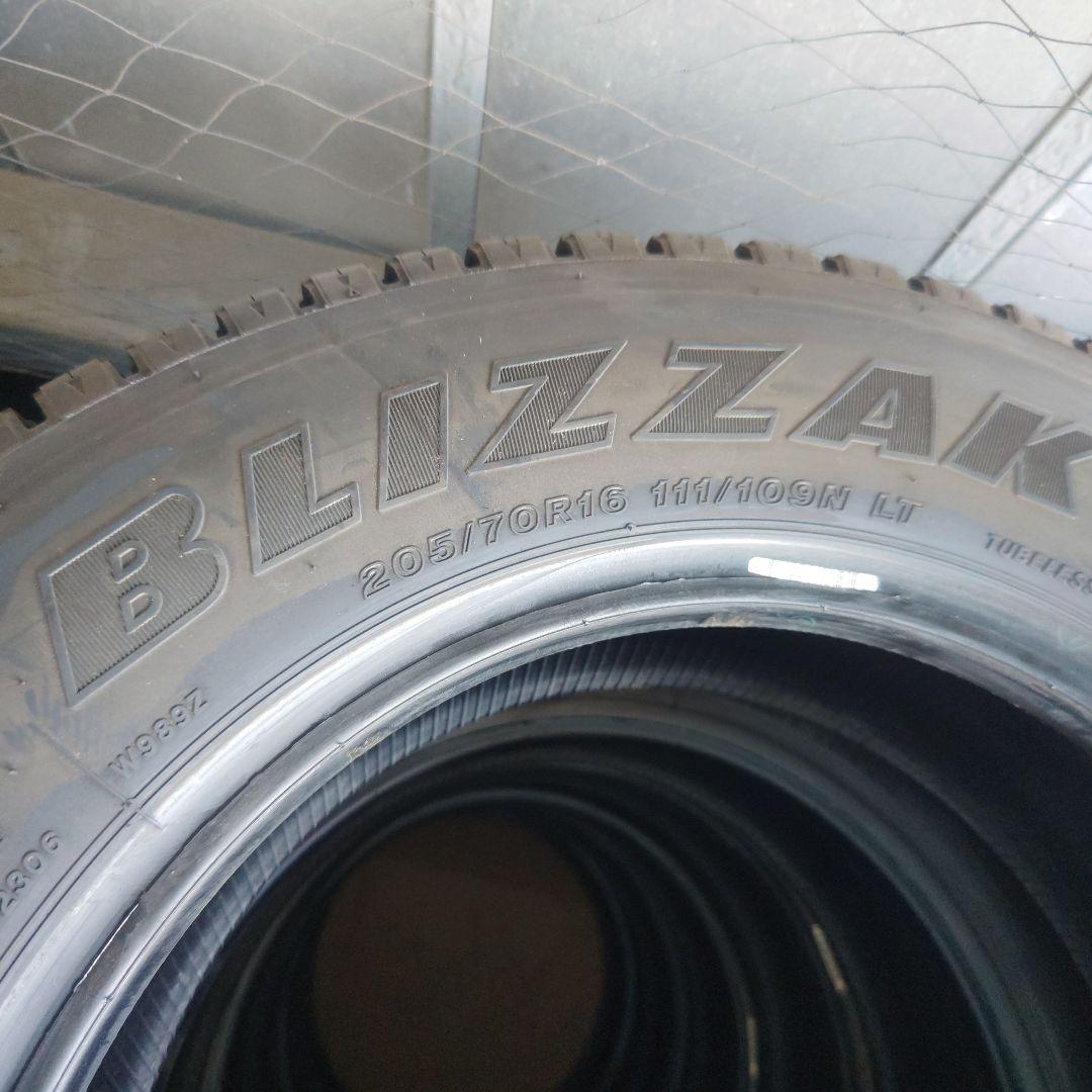 BRIDGESTONE BLIZZAK 205/70R16 2024年製