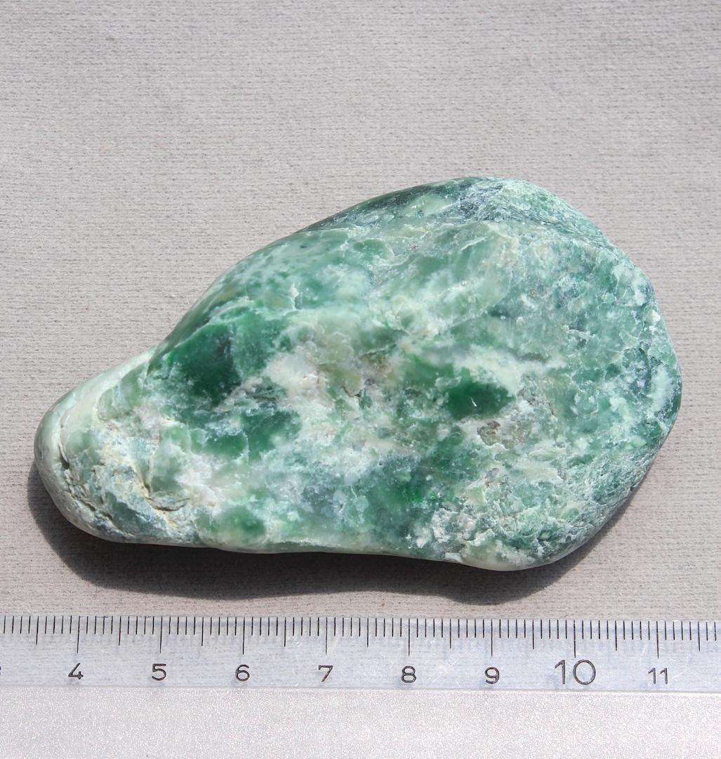 ［濃いめの緑］糸魚川翡翠 原石 131.5g