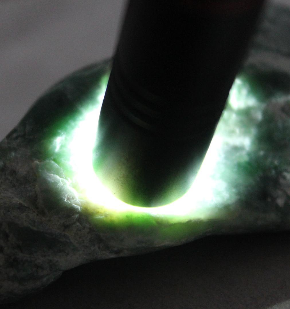 ［濃いめの緑］糸魚川翡翠 原石 131.5g