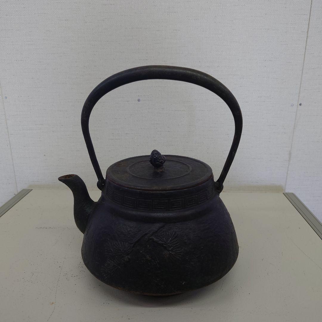 黒い鋳鉄製鉄瓶 花模様