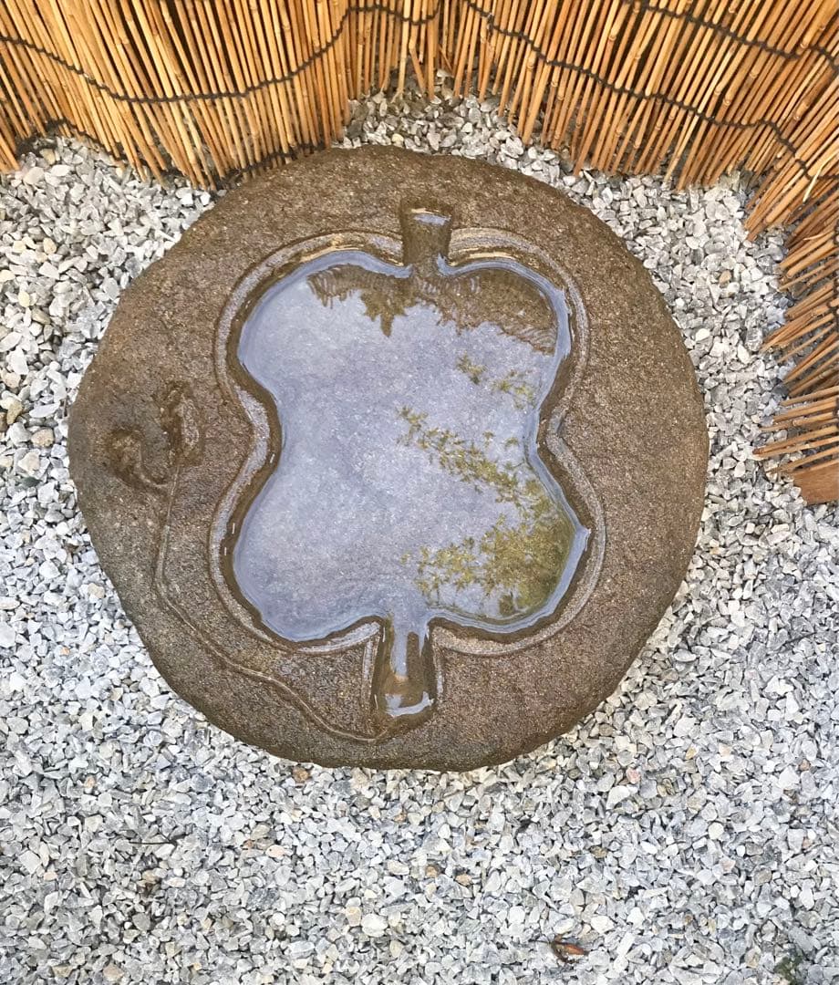 【天然自然石・天下泰平軍配型水鉢・蹲・福徳水鉢・オブジェ】庭石箱庭バードバス苔玉