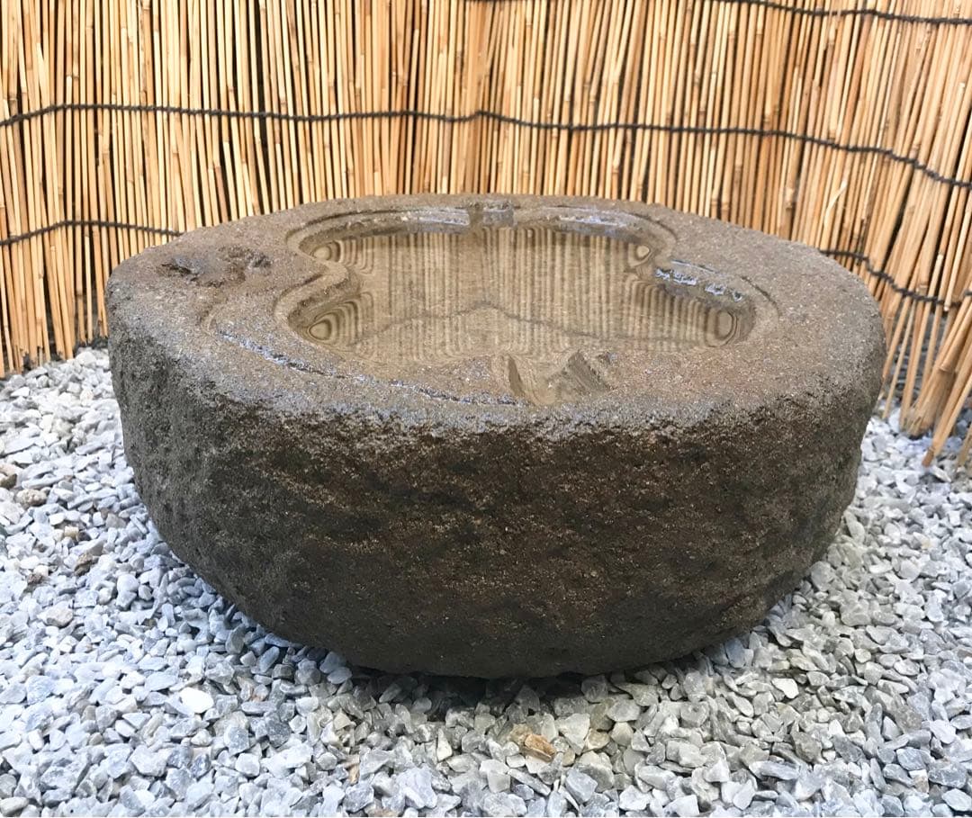 【天然自然石・天下泰平軍配型水鉢・蹲・福徳水鉢・オブジェ】庭石箱庭バードバス苔玉