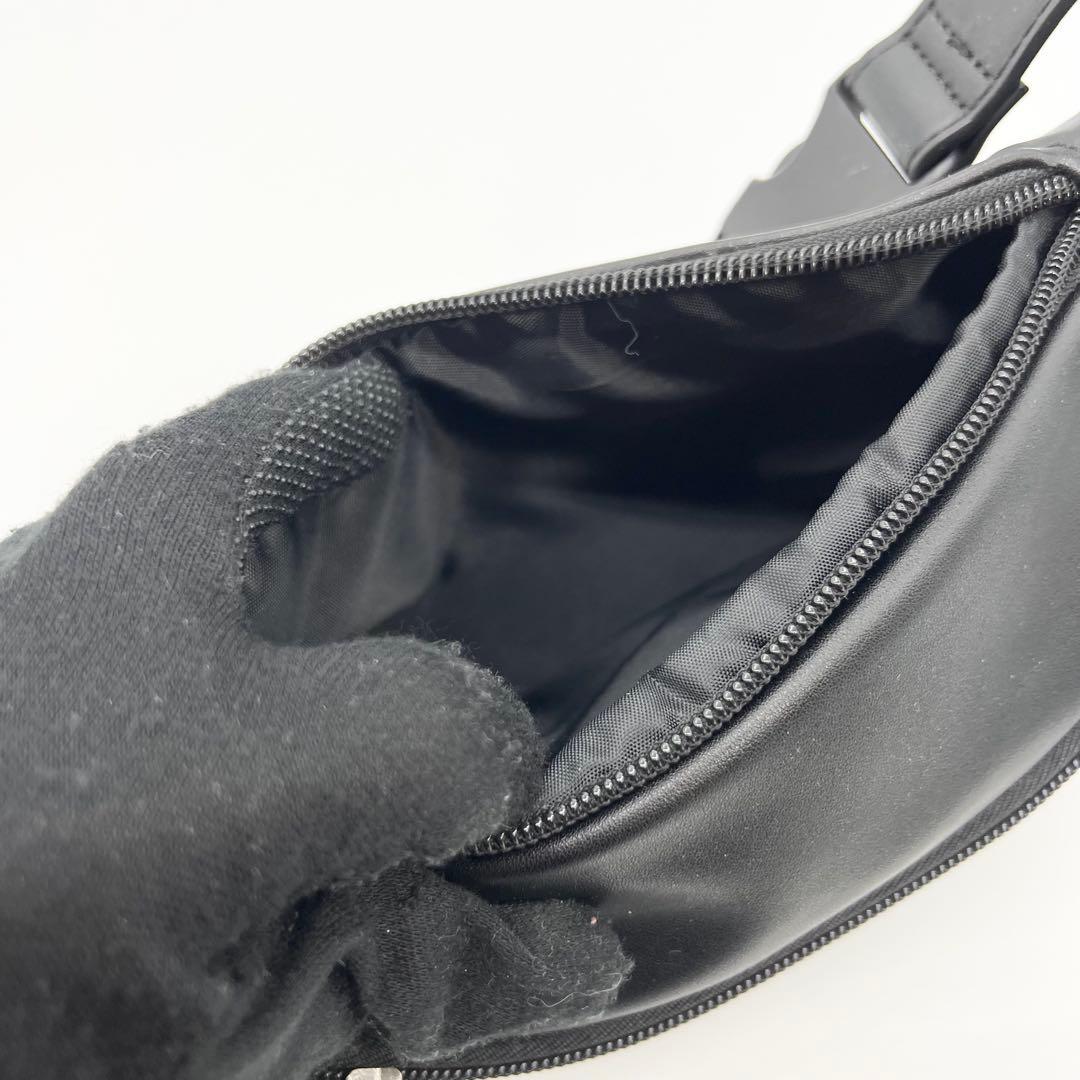 未使用級✨ディーゼル　ボディバッグ　HOLI-D　レザー　黒　Dロゴ　正規品