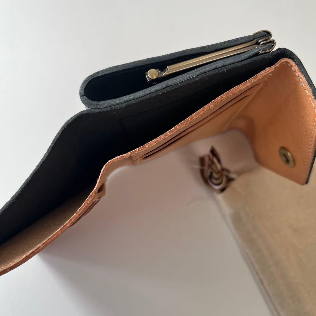 新品　イルビゾンテ　二つ折り財布　レザー　ブラックxホワイト　ロゴ　がま口　牛革