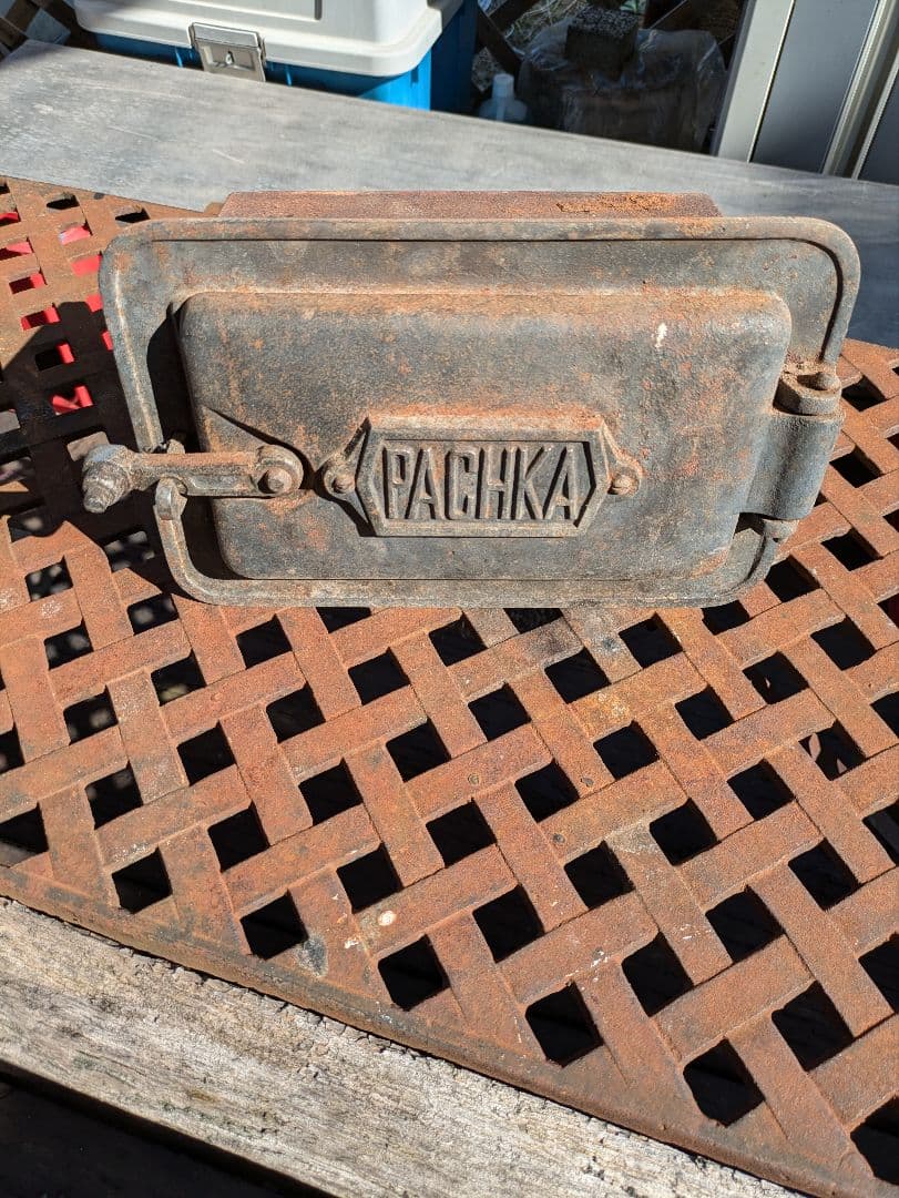 暖炉ペチカの投入口