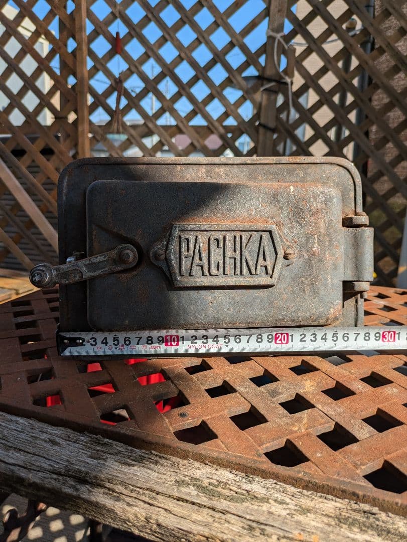 暖炉ペチカの投入口