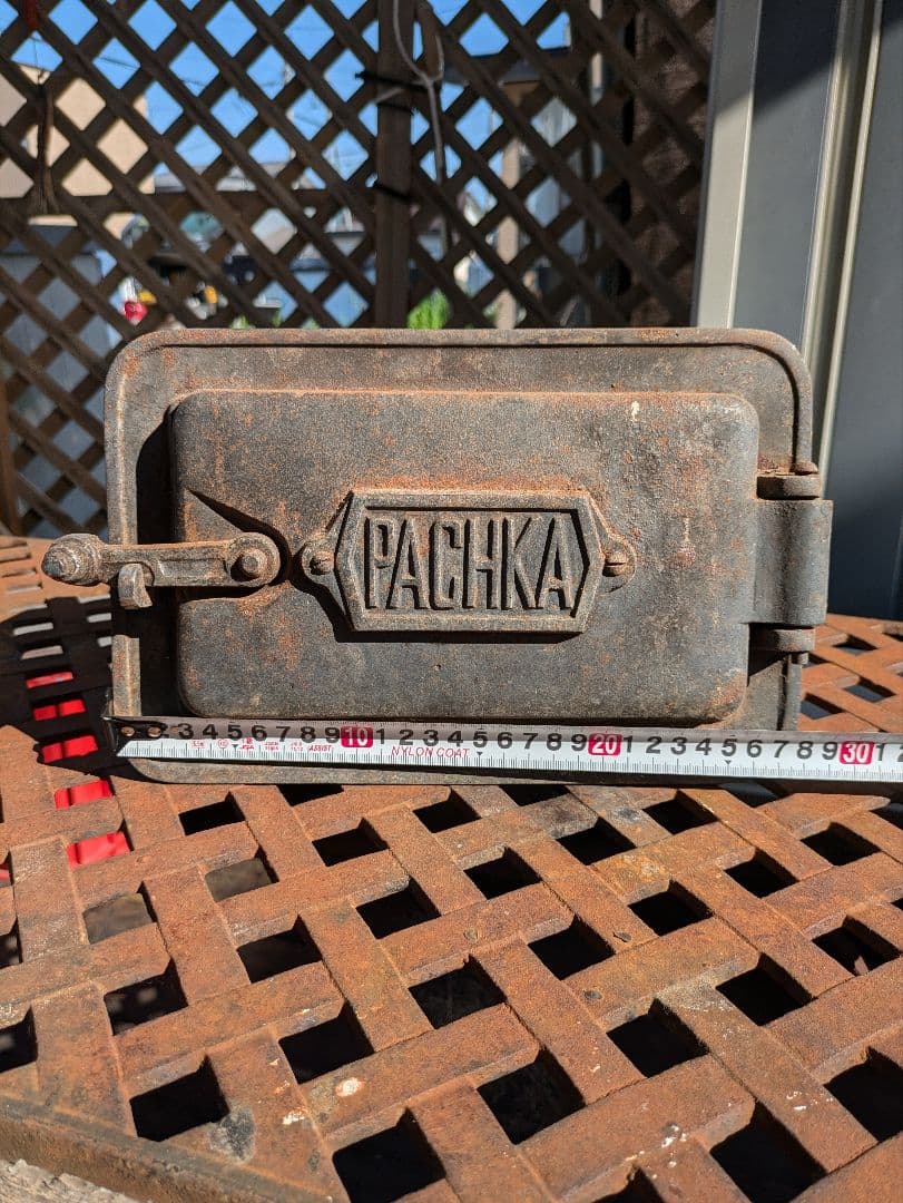 暖炉ペチカの投入口