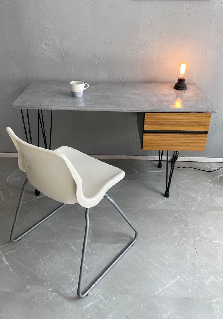 アップサイクルテーブル　モールテックス　無機質テーブル