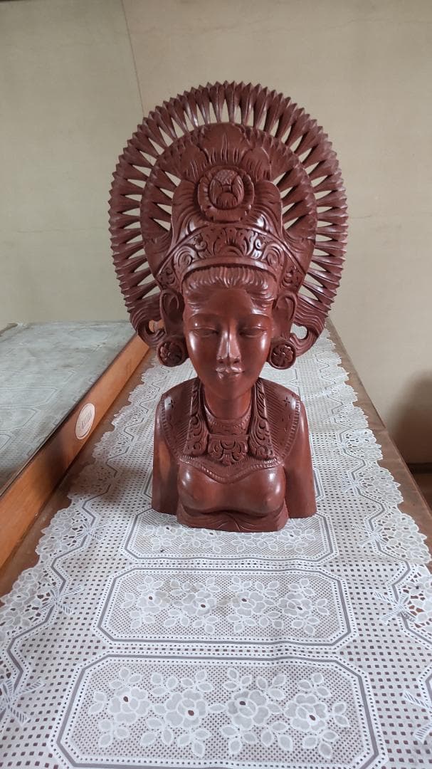 南国バリ島　女性木彫り