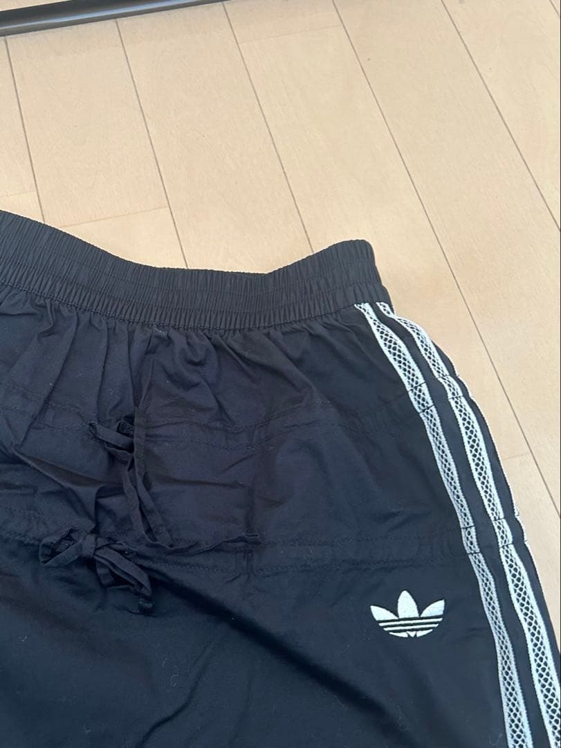 adidas ブラック ティアードスカート