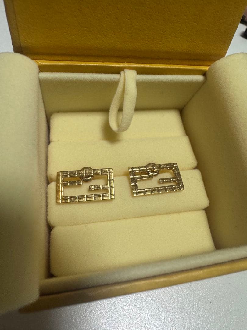 FENDI ゴールド ピアス(両耳用)