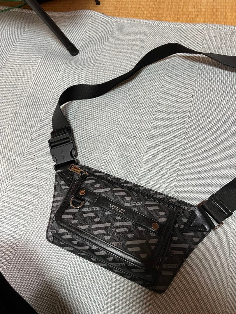VERSACE ボディバッグ・ウエストポーチ ブラック