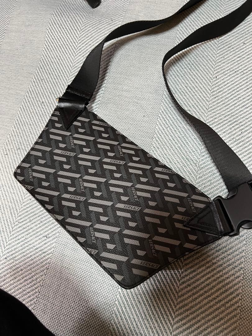 VERSACE ボディバッグ・ウエストポーチ ブラック