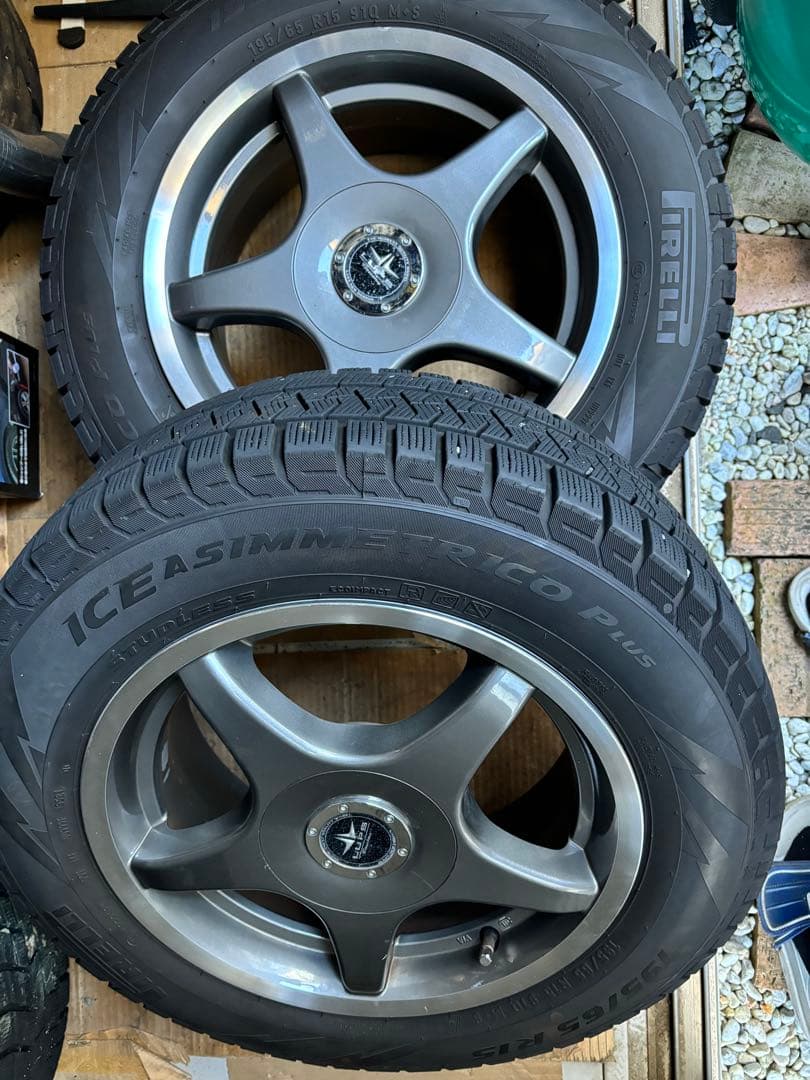 ピレリ　195/65/R15 スタッドレス　4本ホイール付き