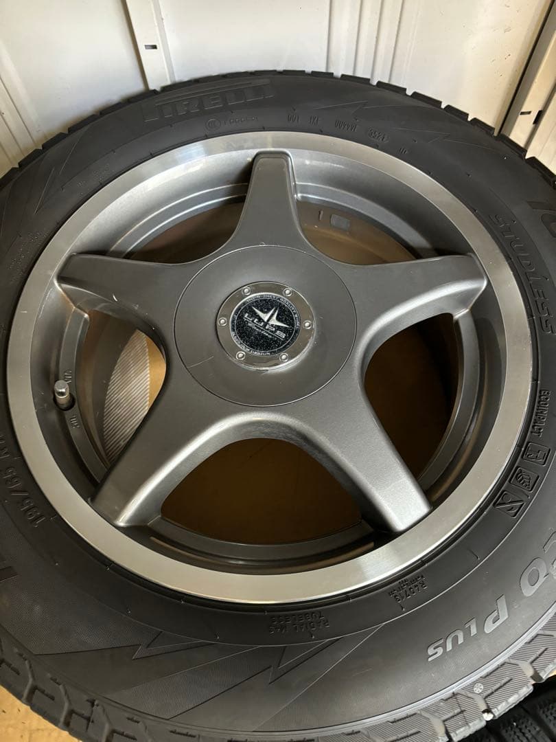 ピレリ　195/65/R15 スタッドレス　4本ホイール付き