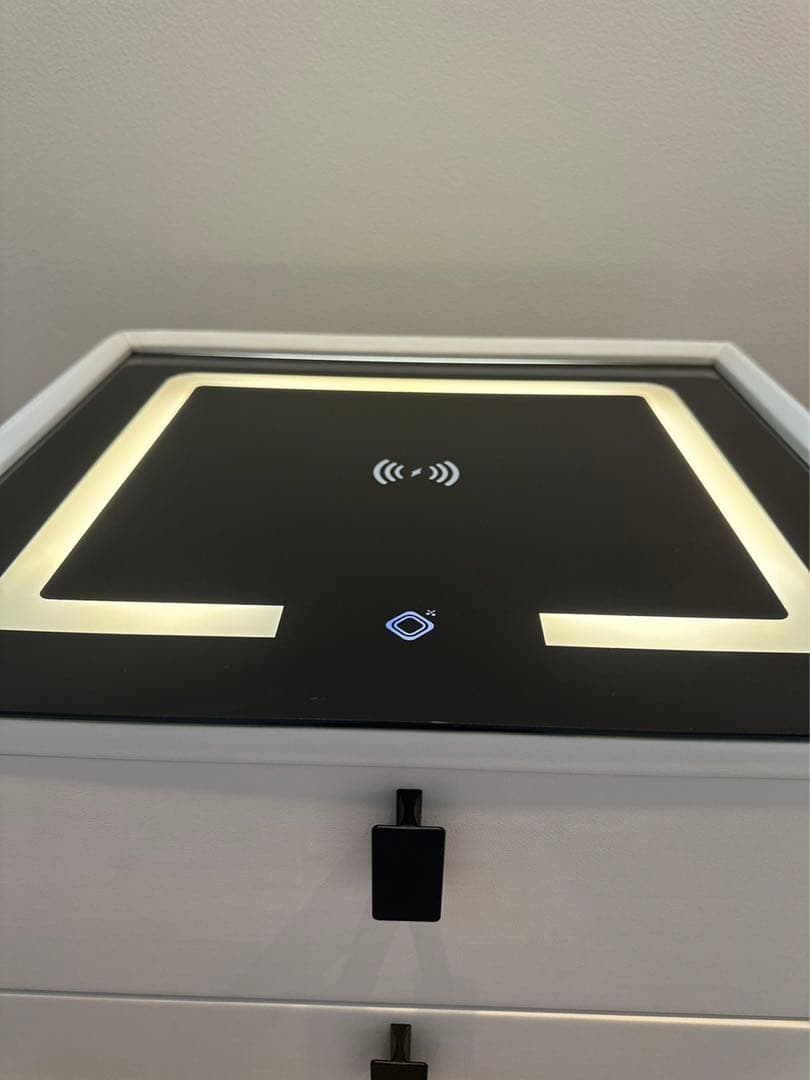 スマートテーブル　テーブルに置くだけ充電可❗️収納あり❗️