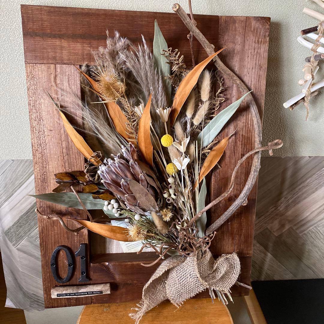 ドライフラワー　フレーム　アレンジメント　バンパス　クレビアゴールド　バンクシア