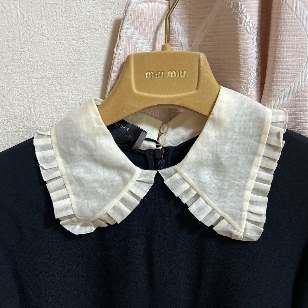 MIUMIUフリル付き黒ワンピース