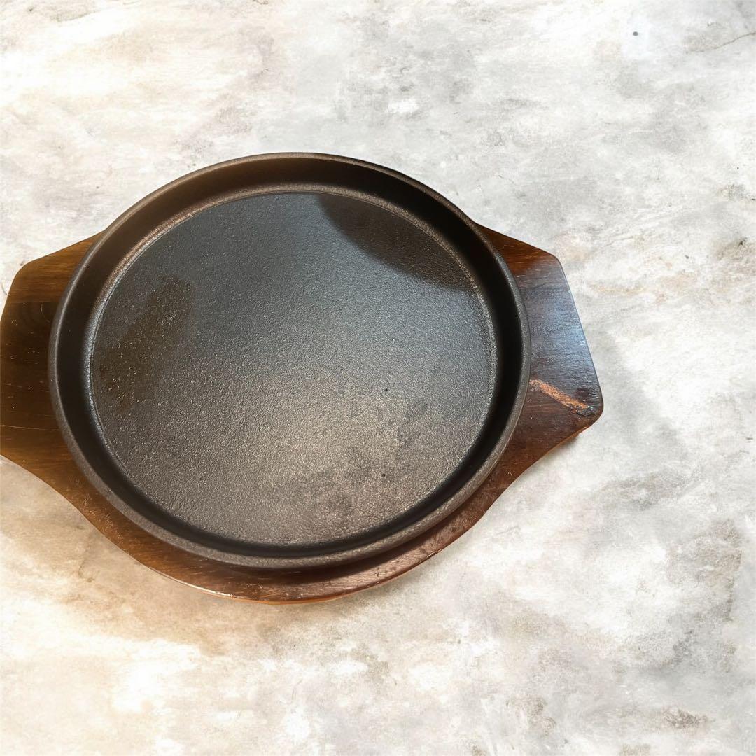 鉄板22cmステーキ皿　丸型(IH対応)鉄 ー丸皿+木製プレート20枚セット