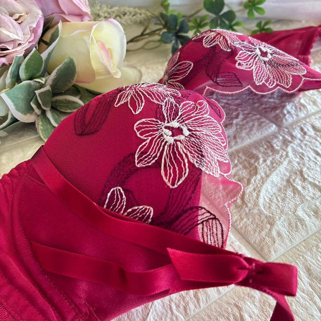 Triumph アモスタイルきゅっと寄せブラ 上下セットF65❣️レッド︎✿·͜·素敵