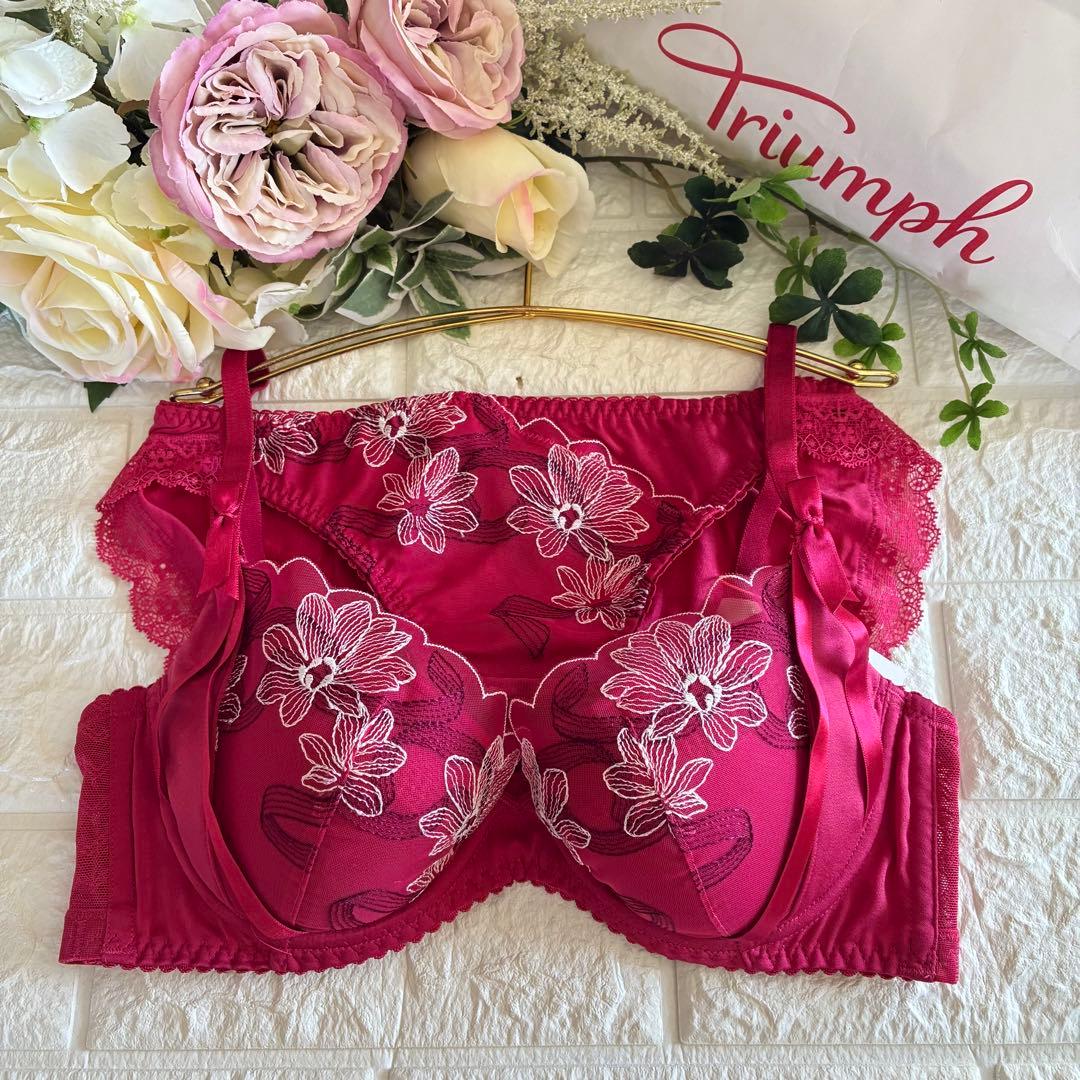 Triumph アモスタイルきゅっと寄せブラ 上下セットF65❣️レッド︎✿·͜·素敵