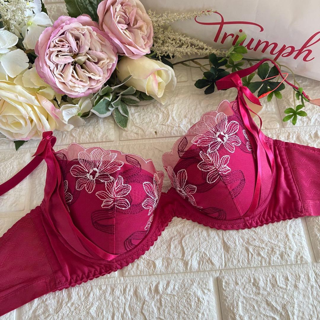 Triumph アモスタイルきゅっと寄せブラ 上下セットF65❣️レッド︎✿·͜·素敵
