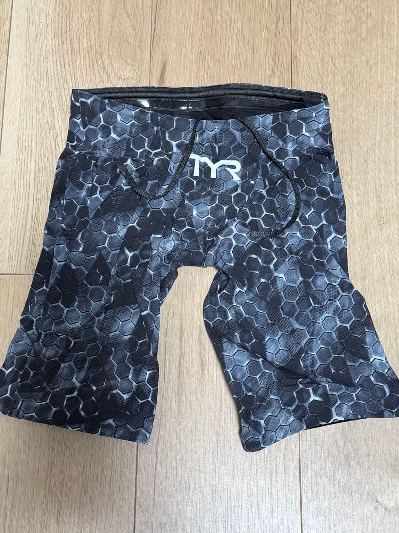 TYR 競泳水着 黒・グレー