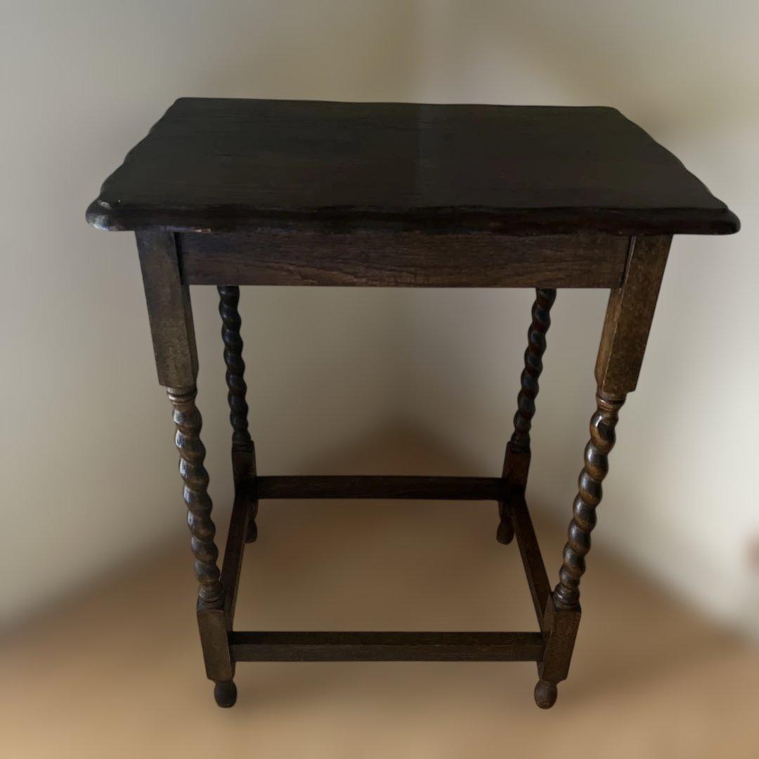 英国アンティーク　ツィストレッグのサイドテーブル