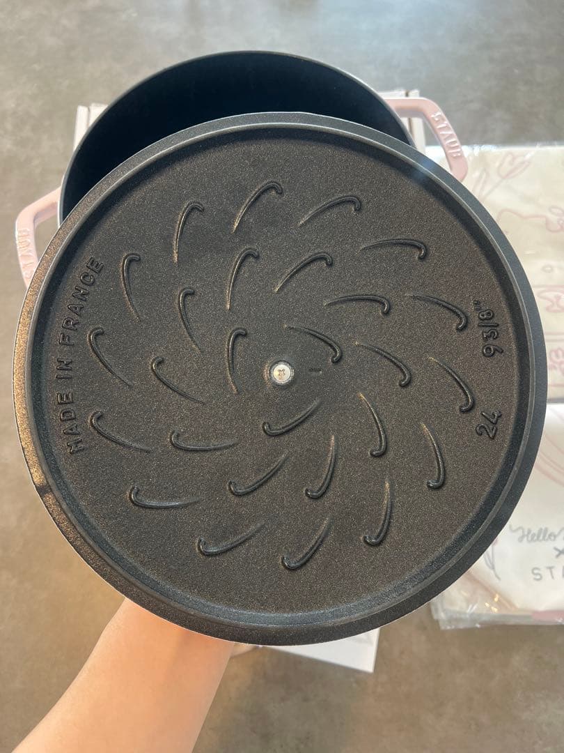 即日発送日本未発売海外限定　ストウブ ハローキティコラボワナベ24cm 特典付き