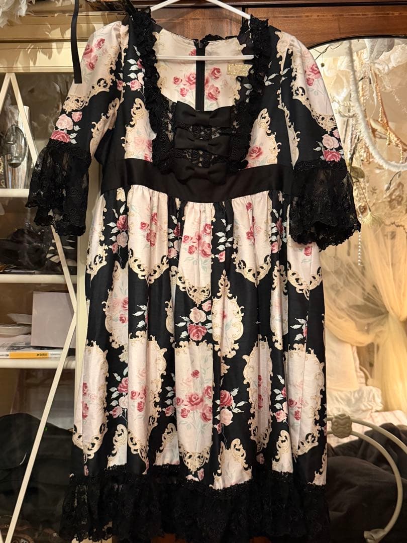 Jesus diamante アントワーヌワンピ　オーナメント薔薇柄　黒