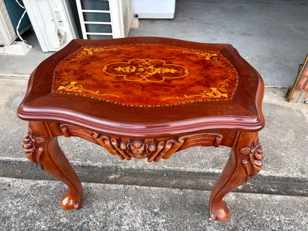 波形天板の木製テーブル