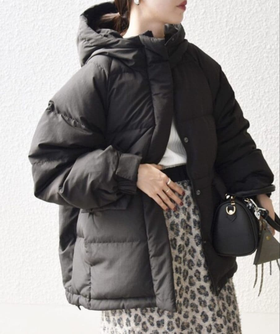 ダウンジャケット　フーディ ショート ダウン ジャケット　ブラック