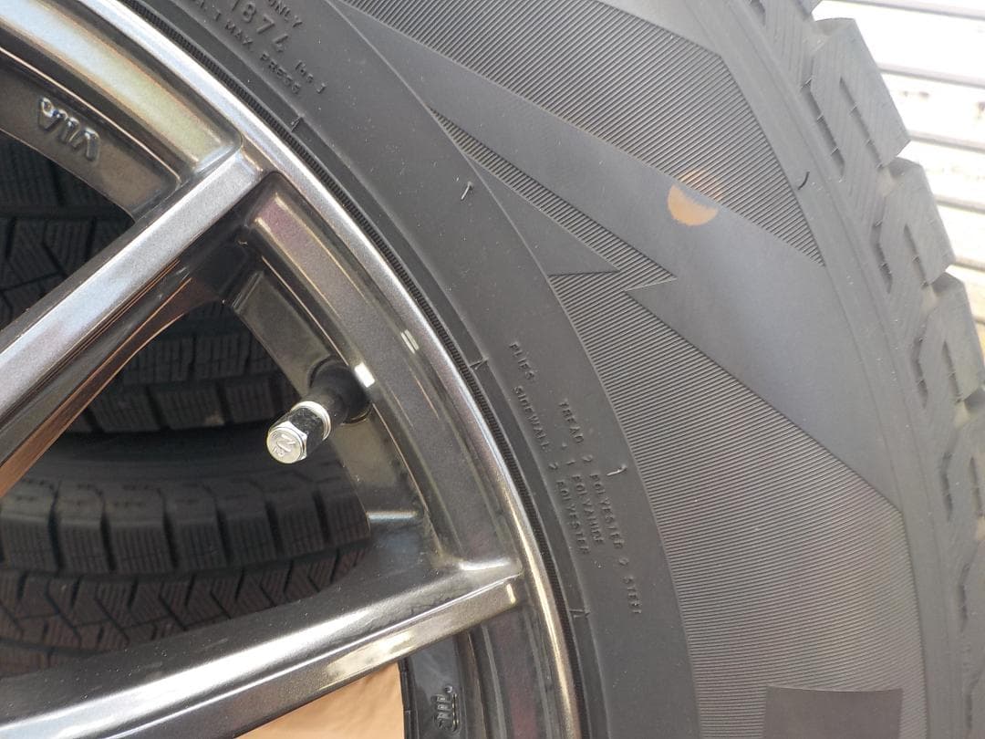 大阪 ピレリ スタッドレスホイール付4本セット走行3000km225/65R17